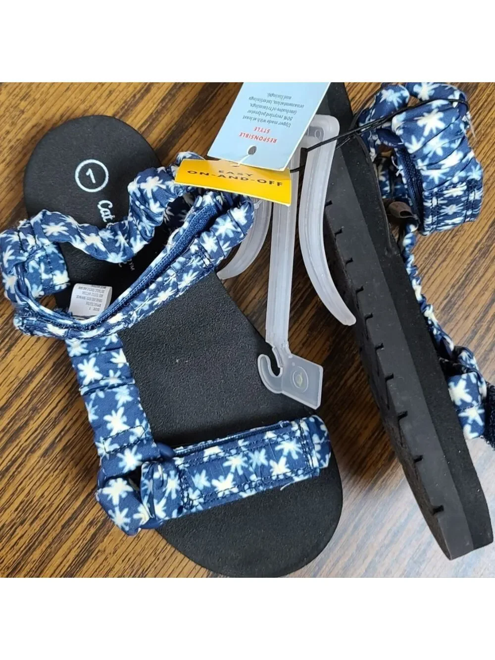 NWT Kids Size 1 Easy On/Off Patriotic Sandals Cat Jack